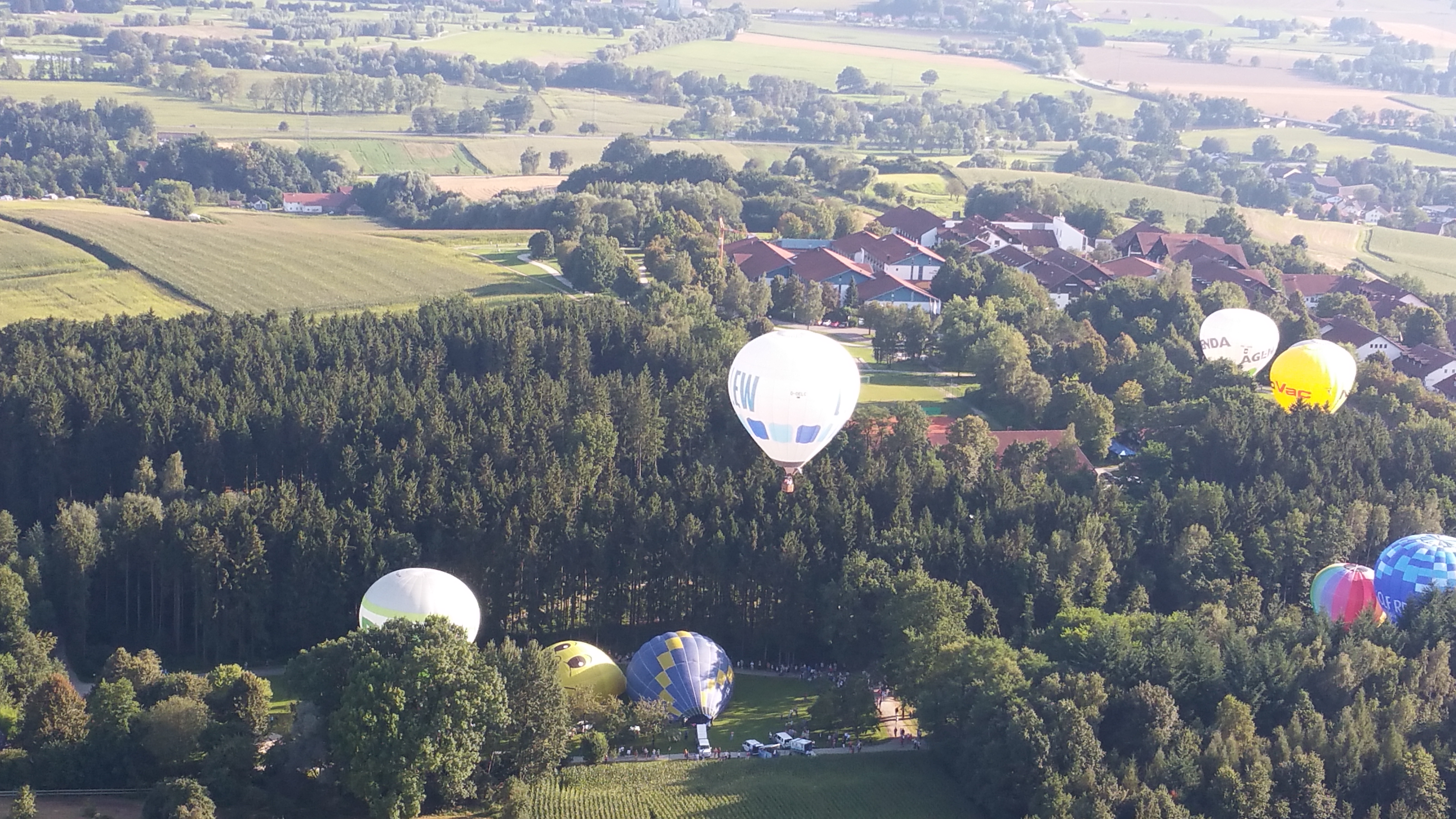 Heißluftballonstarts vor dem Glühen