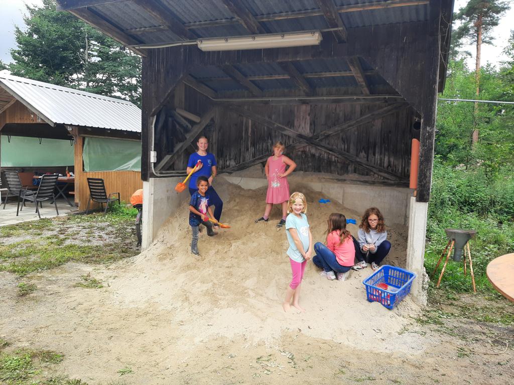 Ein kleiner Sandkasten darf auch nicht fehlen