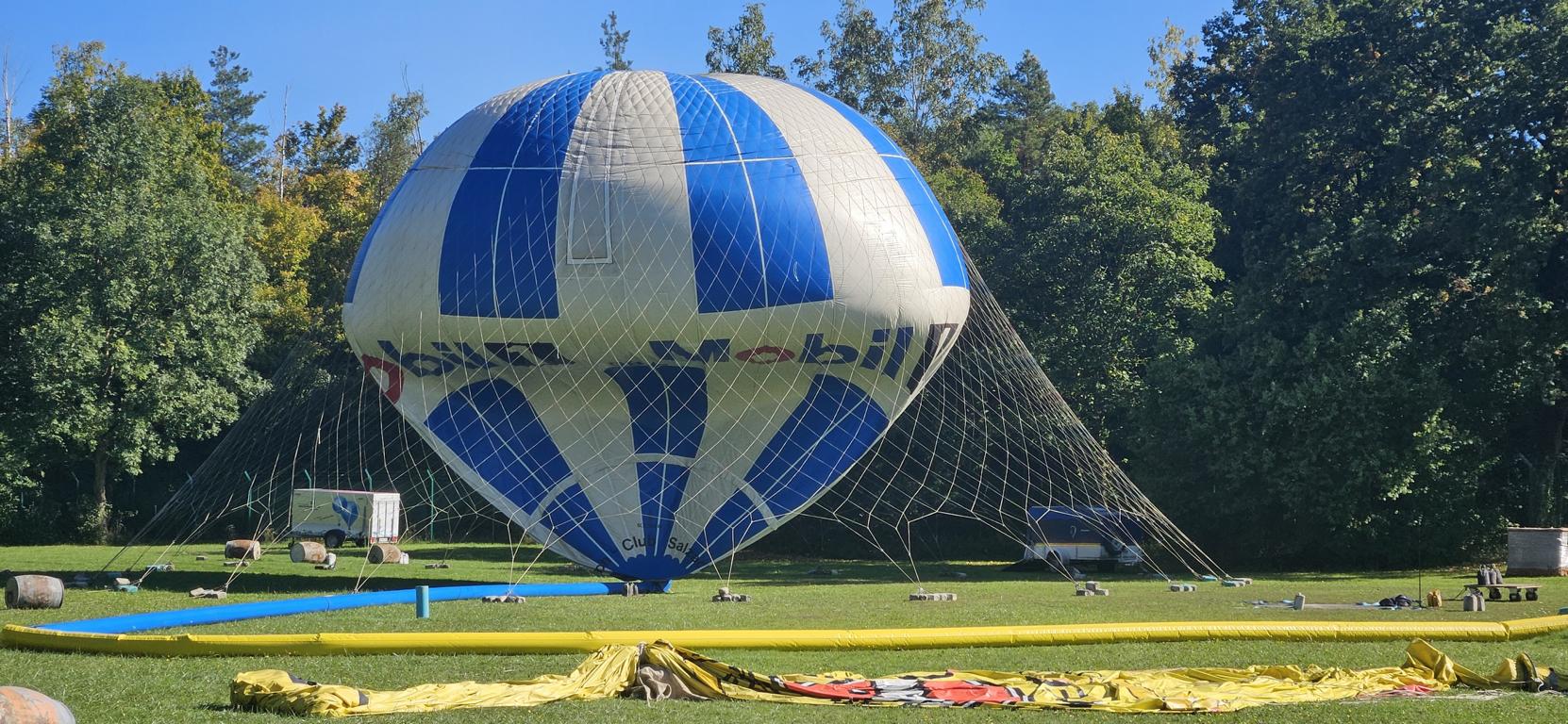 ein Netzballon wird aufgerüstet